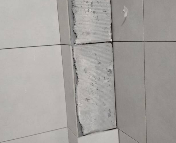 蒙自瓷砖空鼓维修公司分享下瓷砖施工前基层浇水润湿程度不足，可能导致以下问题